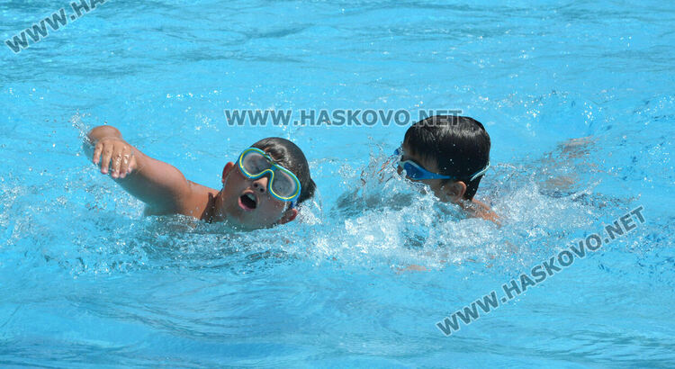 В жегата деца и възрастни се разхлаждат в басейни в Хасково