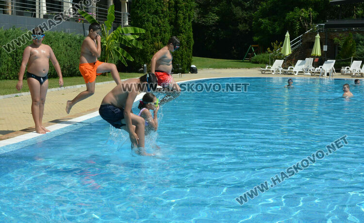 В жегата деца и възрастни се разхлаждат в басейни в Хасково