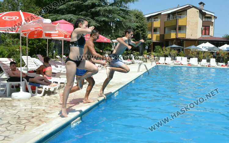 В жегата деца и възрастни се разхлаждат в басейни в Хасково
