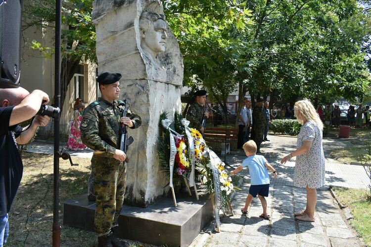Асеновград чества 186 години от рождението на Васил Левски (снимки)