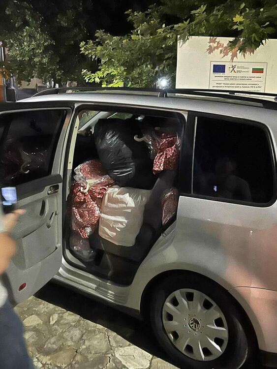 Конфискуваха 7021 стоки менте и тютюневи изделия от коли и склад