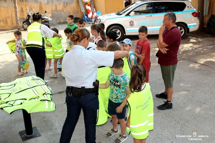Започна детска полицейска академия, раздадоха жилетки за „специални агенти“