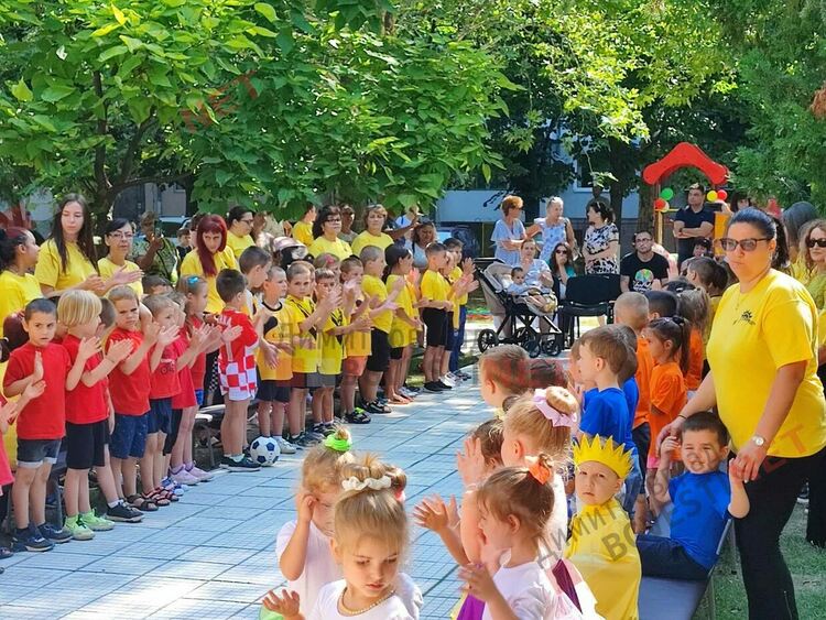Малчуганите от ДГ “Слънце” се радват на обновен двор 