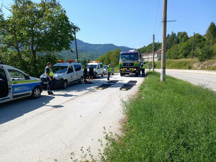 Мащабна специализирана операция провеждат служители на реда и други институции