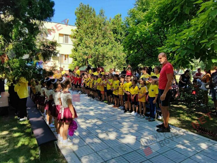 Малчуганите от ДГ “Слънце” се радват на обновен двор 