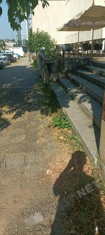 Подпорна стена на Театъра пред срутване,застрашава преминаващи