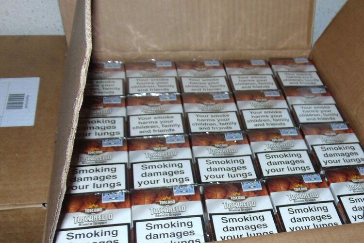 Конфискуваха 7021 стоки менте и тютюневи изделия от коли и склад