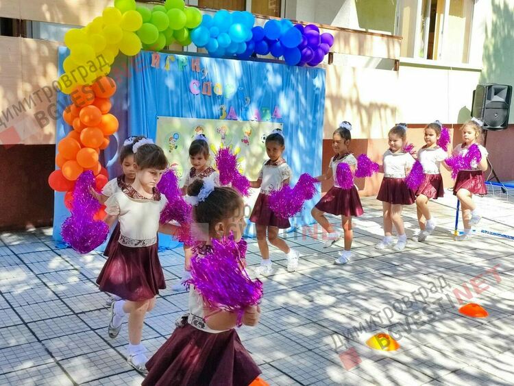 Малчуганите от ДГ “Слънце” се радват на обновен двор 