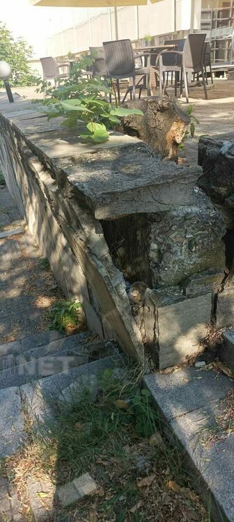 Подпорна стена на Театъра пред срутване,застрашава преминаващи