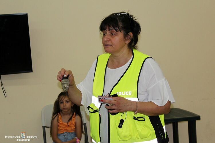 Започна детска полицейска академия, раздадоха жилетки за „специални агенти“