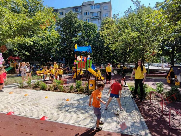 Малчуганите от ДГ “Слънце” се радват на обновен двор 