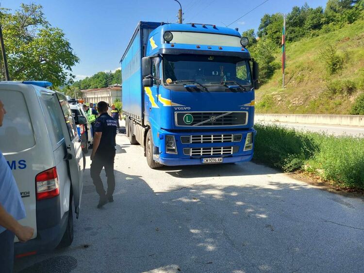 Мащабна специализирана операция провеждат служители на реда и други институции