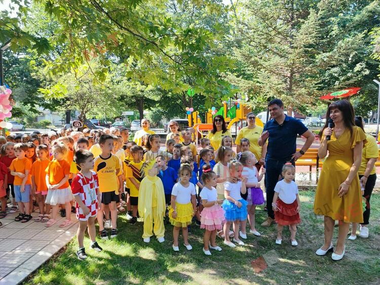Малчуганите от ДГ “Слънце” се радват на обновен двор 