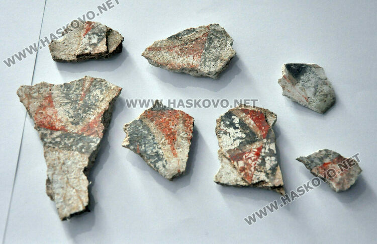 Парите по дарителската сметка за гробница край Текето, ще се използват за защитна сграда