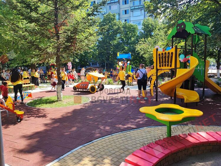 Малчуганите от ДГ “Слънце” се радват на обновен двор 