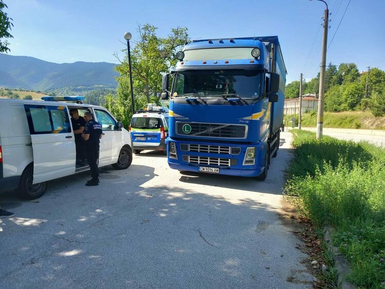 Мащабна специализирана операция провеждат служители на реда и други институции