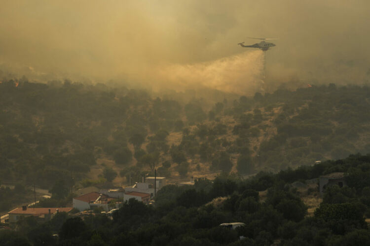 Трети ден Гърция се бори с три големи огнени фронта, горски пожар и на Родос