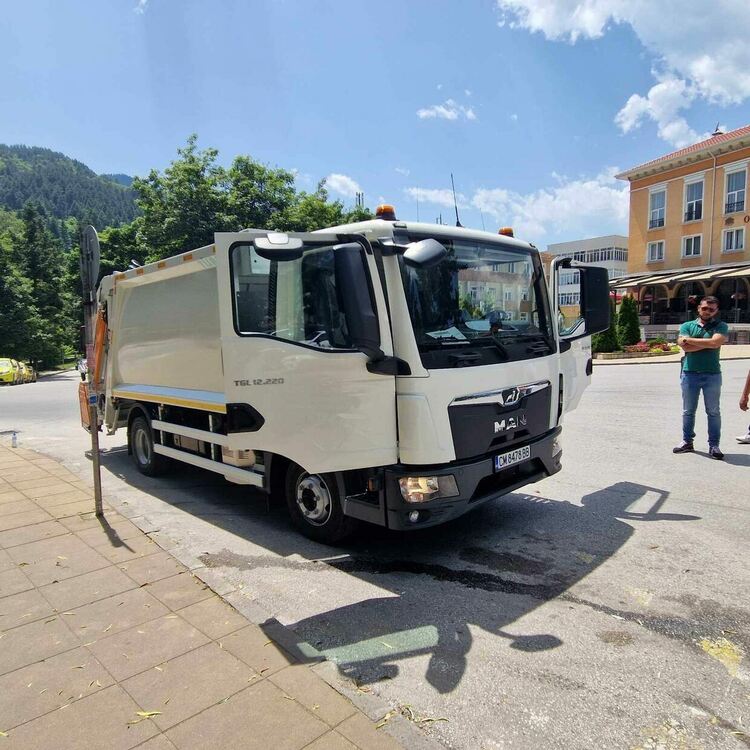 Община Девин закупи нова сметосъбираща машина