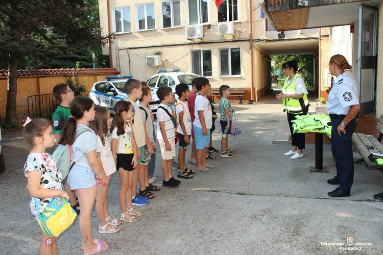Започна детска полицейска академия, раздадоха жилетки за „специални агенти“