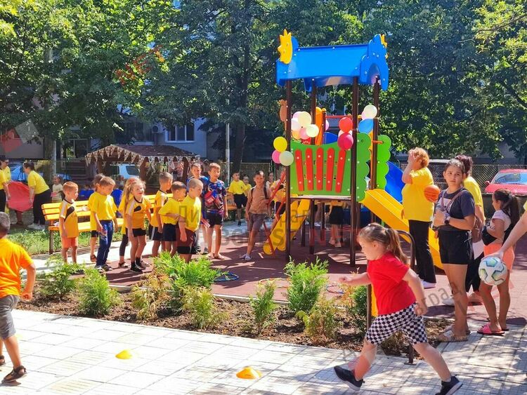 Малчуганите от ДГ “Слънце” се радват на обновен двор 