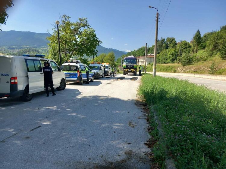 Мащабна специализирана операция провеждат служители на реда и други институции