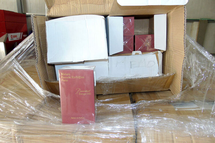 Конфискуваха 7021 стоки менте и тютюневи изделия от коли и склад