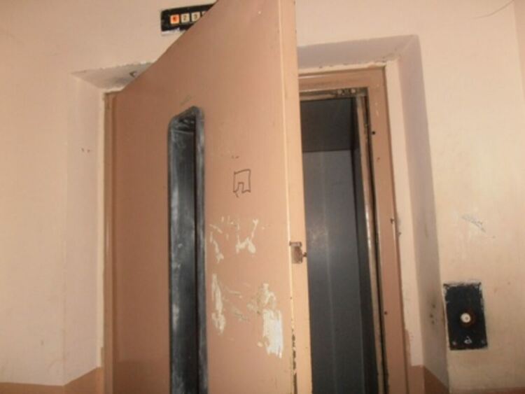 Пожарникари измъкнаха от аварирал асансьор кърджалиец