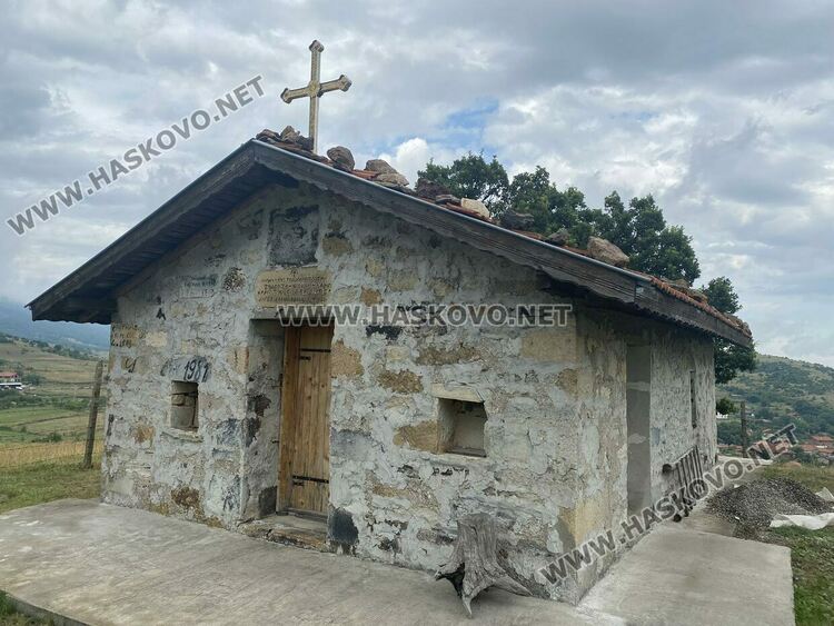 Камък, открит преди години, показва кога е построен параклиса „Св. пророк Илия“ край с.Сърница