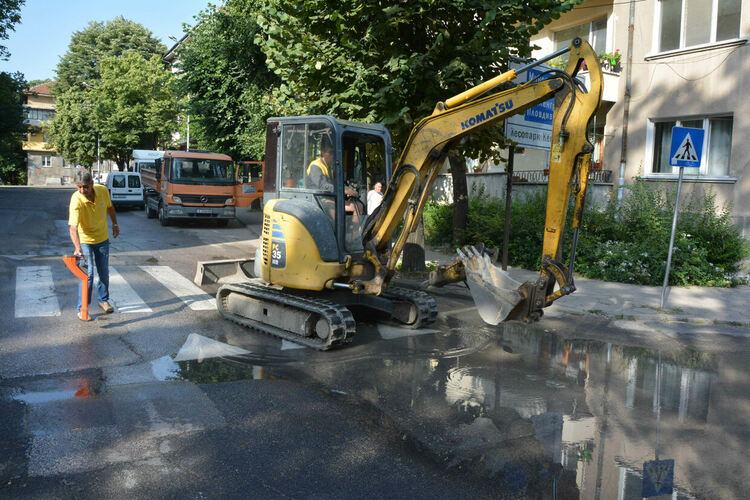ВиК търси авария до училище &bdquo;Васил Левски&ldquo;