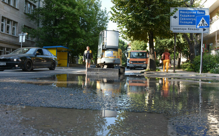 ВиК търси авария до училище &bdquo;Васил Левски&ldquo;