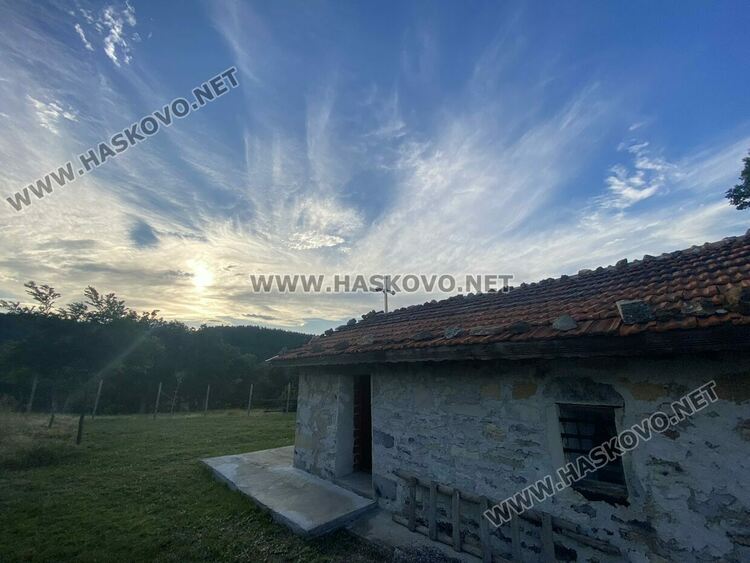 Камък, открит преди години, показва кога е построен параклиса „Св. пророк Илия“ край с.Сърница