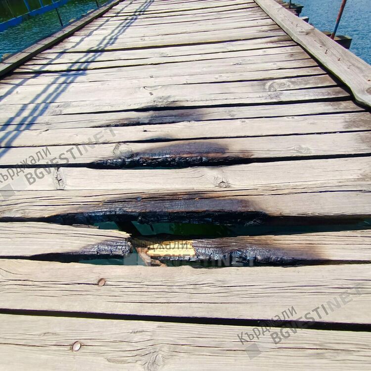  Вандали посегнаха на Въжения мост за Възрожденци,палят дъските