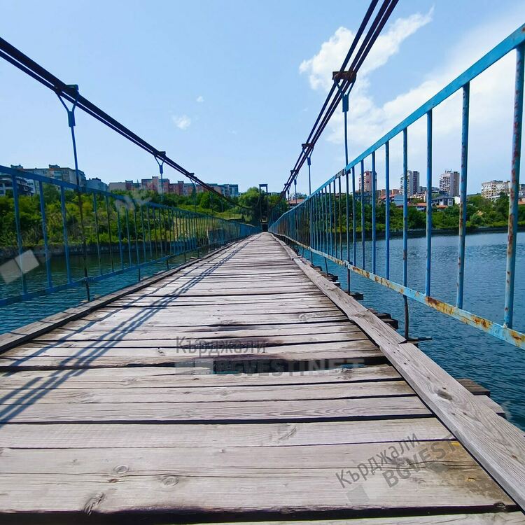  Вандали посегнаха на Въжения мост за Възрожденци,палят дъските