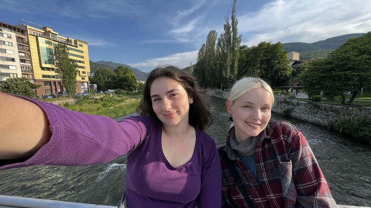 Едно приключение с кауза: пътешественичките  Йоана и Франциска стигнаха пеш от Пазарджик до Харманли