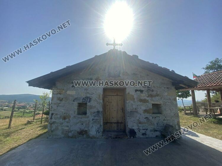 Камък, открит преди години, показва кога е построен параклиса „Св. пророк Илия“ край с.Сърница