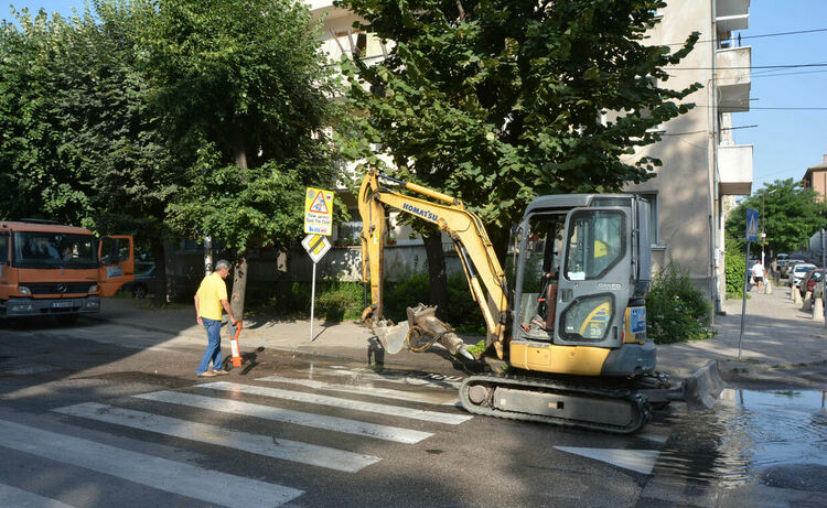 ВиК търси авария до училище &bdquo;Васил Левски&ldquo;