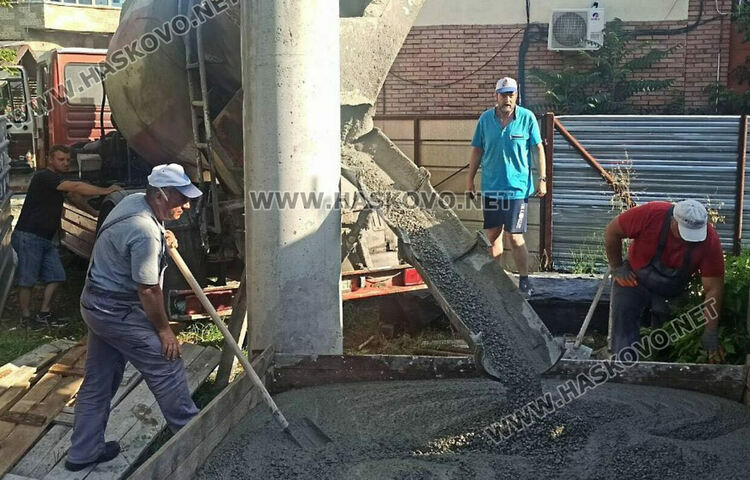 Доброто, което съгражда: Доброволци се включиха в  строителството на църквата „Св. Иван Рилски“