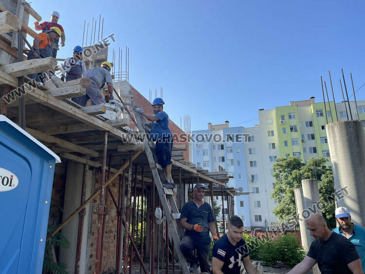 Доброто, което съгражда: Доброволци се включиха в  строителството на църквата „Св. Иван Рилски“