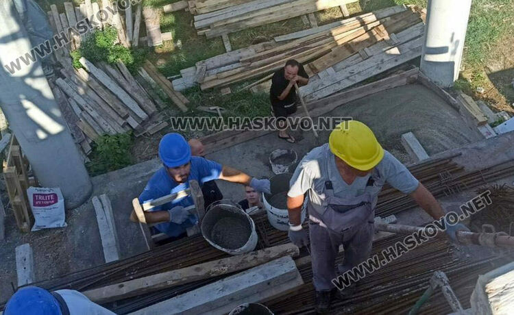 Доброто, което съгражда: Доброволци се включиха в  строителството на църквата „Св. Иван Рилски“