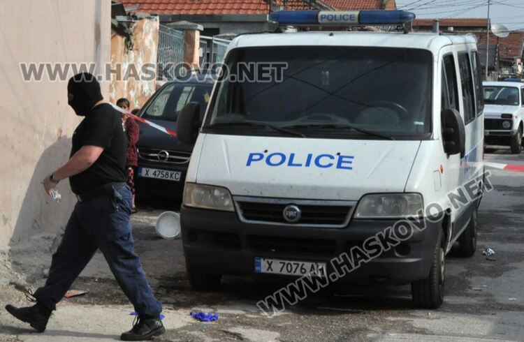 Задържаха 16-годишен и двама мъже с наркотик 