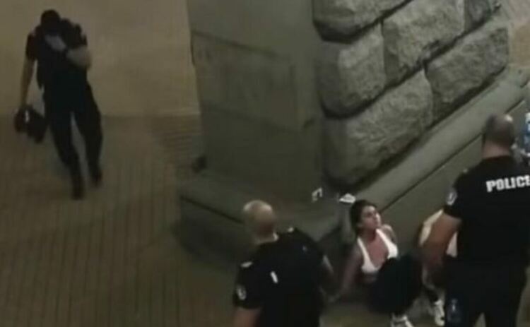 СДВР обижда и унижава пред съда момичето, бито от полицаи зад колоните на МС