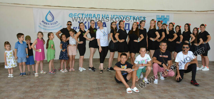 Обучения по танци, забавления на басейни, ателиета и концерти във фестивала на изкуствата „Жива вода“