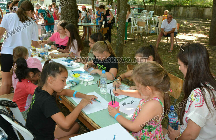 Обучения по танци, забавления на басейни, ателиета и концерти във фестивала на изкуствата „Жива вода“