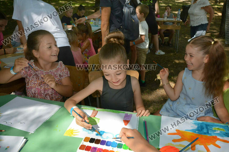 Обучения по танци, забавления на басейни, ателиета и концерти във фестивала на изкуствата „Жива вода“