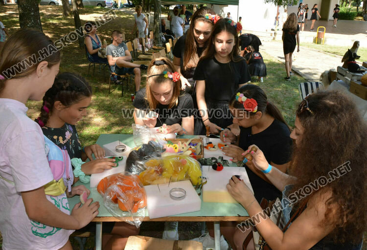 Обучения по танци, забавления на басейни, ателиета и концерти във фестивала на изкуствата „Жива вода“