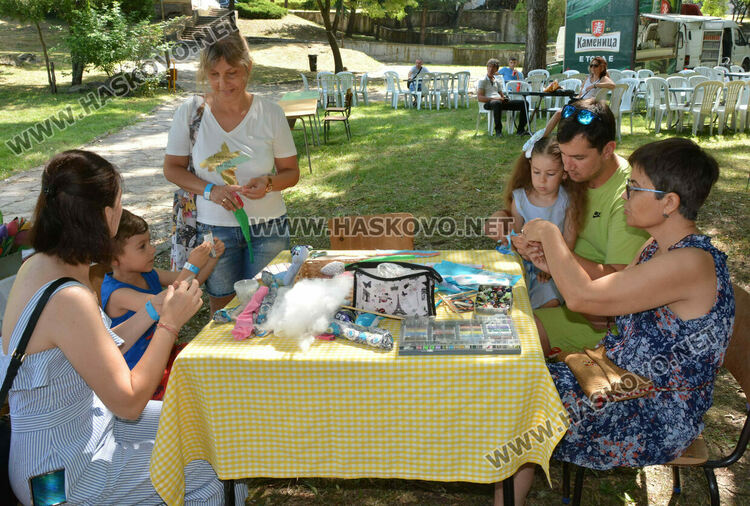 Обучения по танци, забавления на басейни, ателиета и концерти във фестивала на изкуствата „Жива вода“