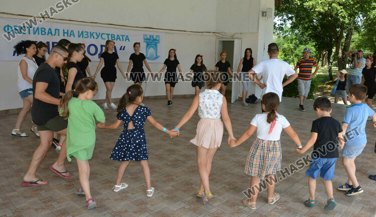 Обучения по танци, забавления на басейни, ателиета и концерти във фестивала на изкуствата „Жива вода“