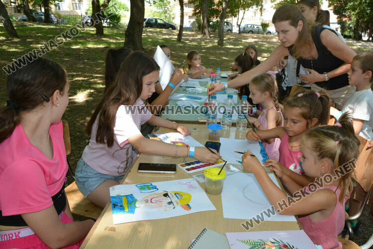 Обучения по танци, забавления на басейни, ателиета и концерти във фестивала на изкуствата „Жива вода“