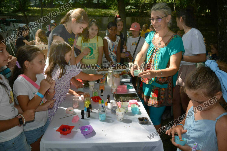 Обучения по танци, забавления на басейни, ателиета и концерти във фестивала на изкуствата „Жива вода“