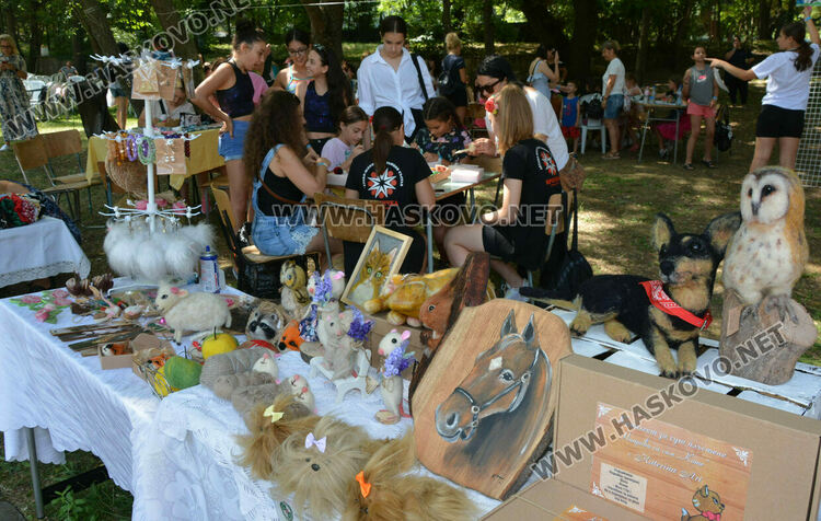 Обучения по танци, забавления на басейни, ателиета и концерти във фестивала на изкуствата „Жива вода“